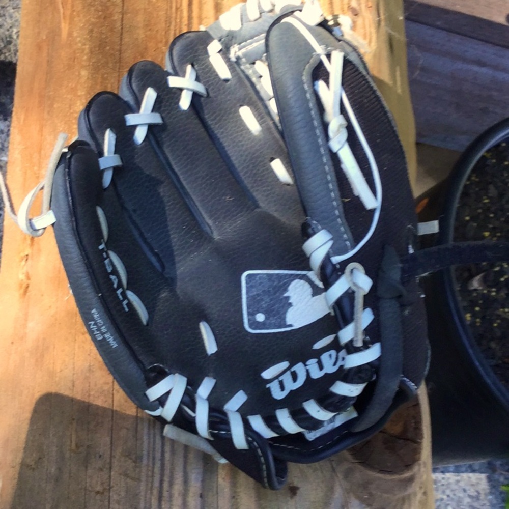 T BALL mit left handed glove sport Wilson sports